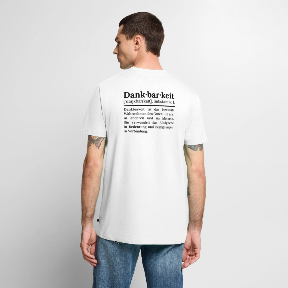 Getragenes Design T-Shirt „Dankbarkeit“ für Herren aus Bio-Baumwolle, Farbe: weiß – Dankfabrik.