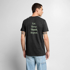 Getragenes Design T-Shirt „Eat. Sleep. Thank. Repeat.“ für Herren aus Bio-Baumwolle, Farbe: anthrazit - Dankfabrik.