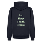 Design-Hoodie „Eat. Sleep. Thank. Repeat.“ für Herren aus Bio-Baumwolle, Farbe: navy-blau - Dankfabrik.