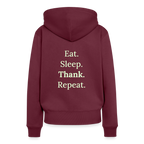 Design-Hoodie „Eat. Sleep. Thank. Repeat.“ für Damen aus Bio-Baumwolle, Farbe: burgunderrot - Dankfabrik.