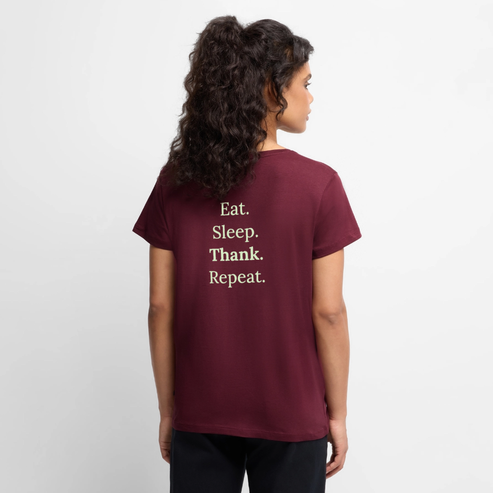 Getragenes Design T-Shirt „Eat. Sleep. Thank. Repeat.“ für Damen aus Bio-Baumwolle, Farbe: burgunderrot - Dankfabrik.