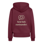 Design Hoodie „Seid lieb zueinander“ für Damen aus Bio-Baumwolle, Farbe: burgunderrot – Dankfabrik.