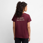 Getragenes Design T-Shirt „Ich danke, also bin ich“ für Damen aus Bio-Baumwolle, Farbe: burgunderrot – Dankfabrik.