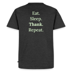 Design T-Shirt „Eat. Sleep. Thank. Repeat.“ für Herren aus Bio-Baumwolle, Farbe: anthrazit - Dankfabrik.