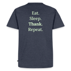 Design T-Shirt „Eat. Sleep. Thank. Repeat.“ für Herren aus Bio-Baumwolle, Farbe: blau - Dankfabrik.