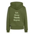 Design-Hoodie „Eat. Sleep. Thank. Repeat.“ für Damen aus Bio-Baumwolle, Farbe: khaki - Dankfabrik.