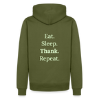 Design-Hoodie „Eat. Sleep. Thank. Repeat.“ für Herren aus Bio-Baumwolle, Farbe: khaki - Dankfabrik.
