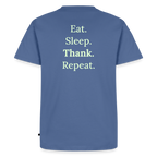 Design T-Shirt „Eat. Sleep. Thank. Repeat.“ für Herren aus Bio-Baumwolle, Farbe: blau - Dankfabrik.