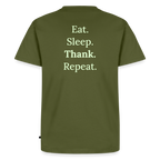 Design T-Shirt „Eat. Sleep. Thank. Repeat.“ für Herren aus Bio-Baumwolle, Farbe: khaki  - Dankfabrik.