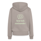 Design Hoodie „Seid lieb zueinander“ für Damen aus Bio-Baumwolle, Farbe: beige – Dankfabrik.