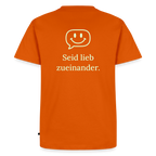 Design T-Shirt „Seid lieb zueinander“ für Herren aus Bio-Baumwolle, Farbe: orange – Dankfabrik.