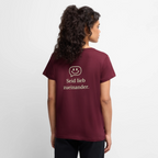 Getragenes Design T-Shirt „Seid lieb zueinander“ für Damen aus Bio-Baumwolle, Farbe: burgunderrot - Dankfabrik.