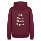 Design-Hoodie „Eat. Sleep. Thank. Repeat.“ für Herren aus Bio-Baumwolle, Farbe: burgunderrot - Dankfabrik.