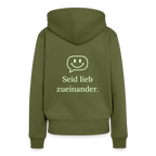 Design Hoodie „Seid lieb zueinander“ für Damen aus Bio-Baumwolle, Farbe: khaki – Dankfabrik.