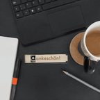 Hochwertige Dankeschön Duplo Box aus Echtholz mit Gravur auf Schreibtisch. Nachhaltige Aufbewahrung von Dankfabrik für mehr Wertschätzung.