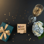 Hochwertige Happy-Birthday Hanuta Box aus Echtholz mit Gravur auf Schreibtisch, nachhaltige Aufbewahrung von Dankfabrik.