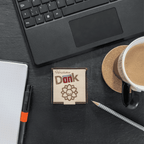 Hochwertige Herzlichen Dank Hanuta Box aus Echtholz mit Gravur auf Schreibtisch. Nachhaltige Aufbewahrung von Dankfabrik für mehr Wertschätzung.