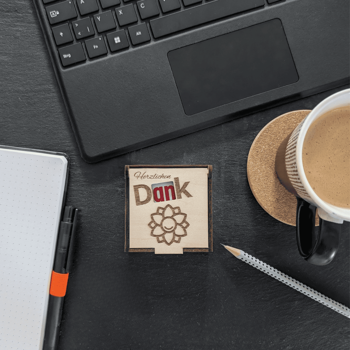 Hochwertige Herzlichen Dank Hanuta Box aus Echtholz mit Gravur auf Schreibtisch. Nachhaltige Aufbewahrung von Dankfabrik für mehr Wertschätzung.