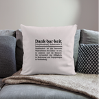 Design-Kissen „Dankbarkeit“ in hellem beigen Farbton auf dem Sofa, gemütliches Wohnaccessoire für ein schönes Zuhause von Dankfabrik.