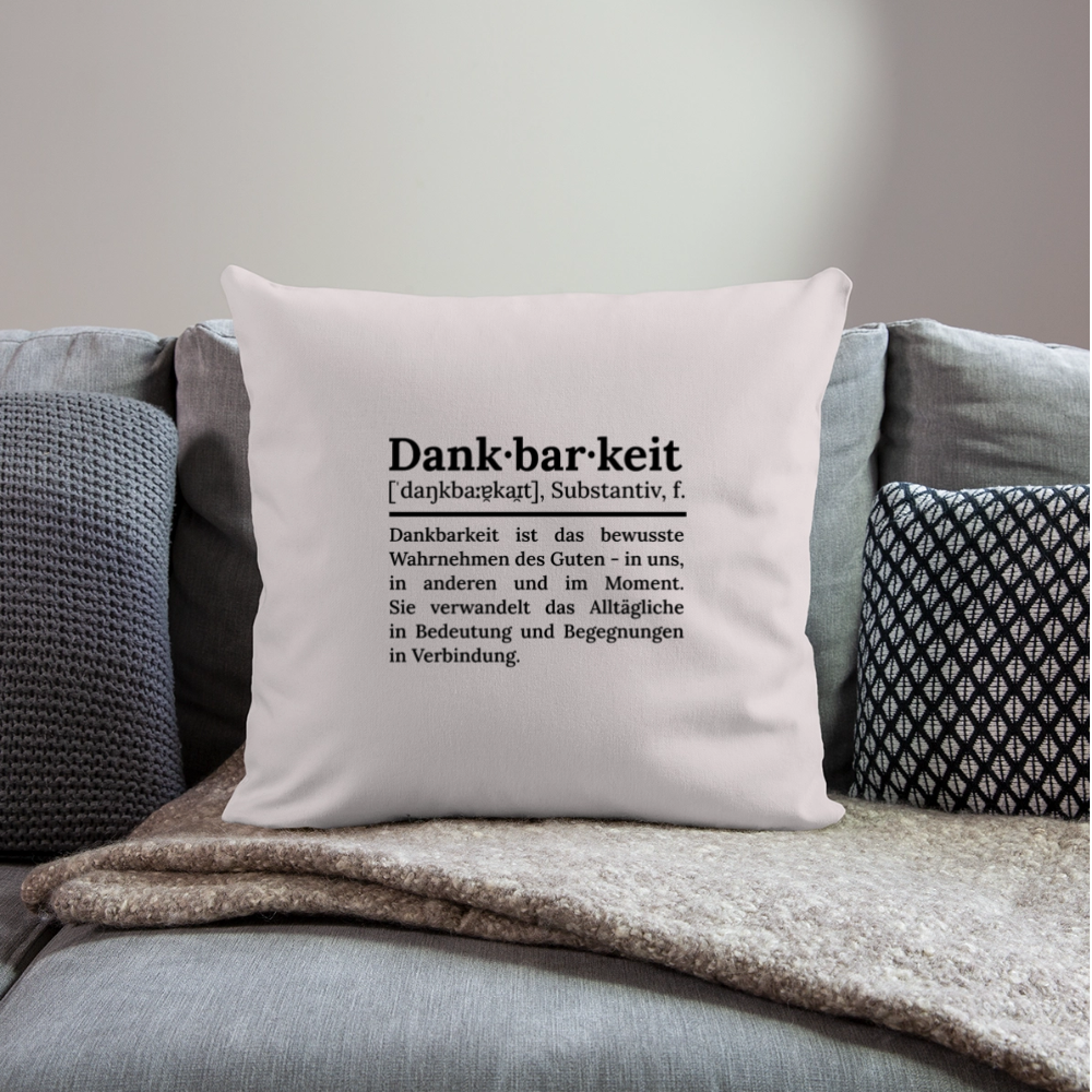 Design-Kissen „Dankbarkeit“ in hellem beigen Farbton auf dem Sofa, gemütliches Wohnaccessoire für ein schönes Zuhause von Dankfabrik.