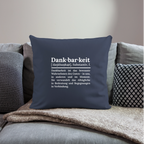 Design-Kissen „Dankfabrik“ in Navy-blau auf dem Sofa, hochwertiges Dekokissen mit Botschaft von Dankfabrik.