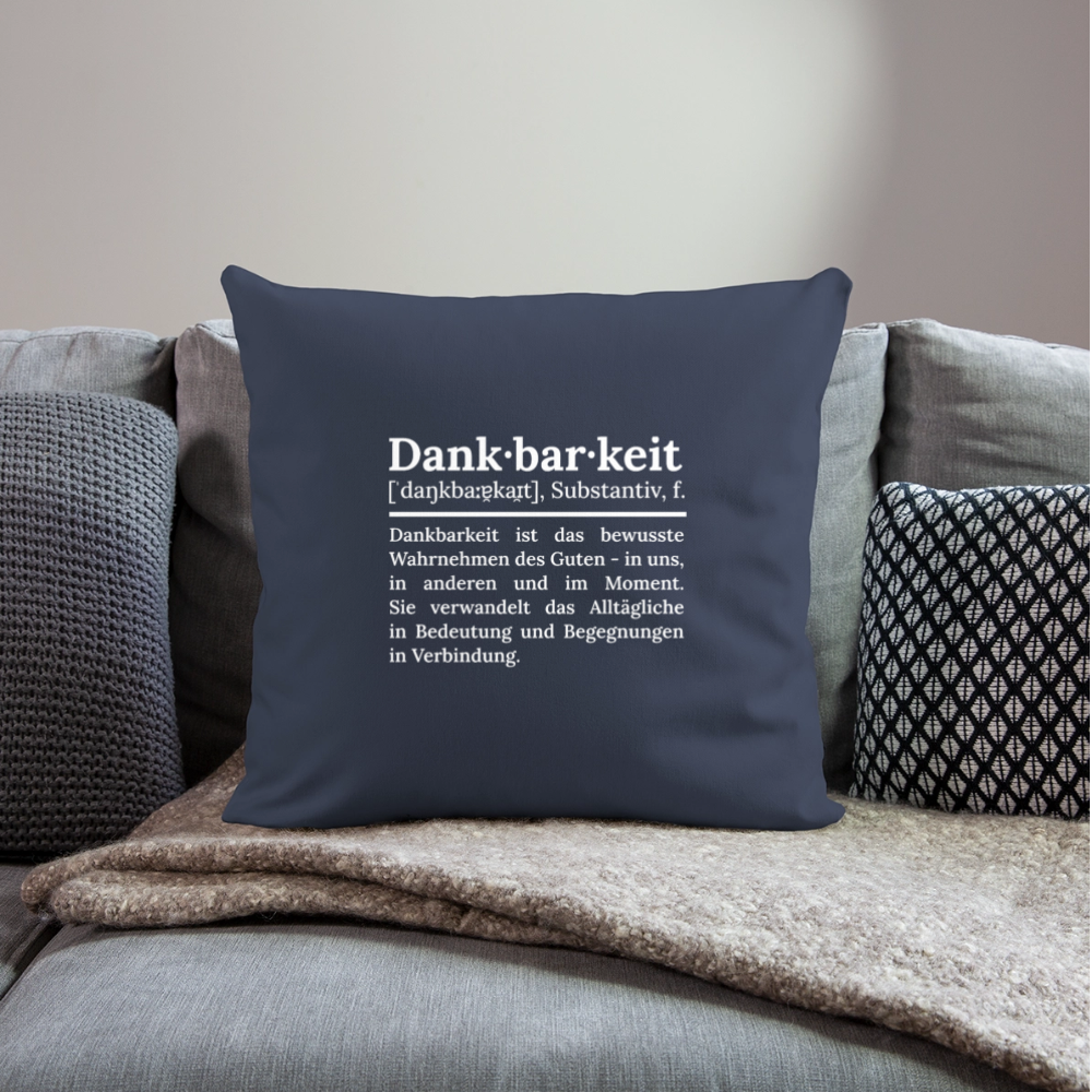 Design-Kissen „Dankfabrik“ in Navy-blau auf dem Sofa, hochwertiges Dekokissen mit Botschaft von Dankfabrik.