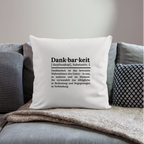 Design-Kissen „Dankbarkeit“ in hellem weißen Farbton auf dem Sofa, gemütliches Wohnaccessoire für ein schönes Zuhause von Dankfabrik.